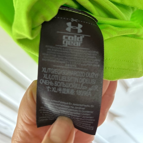 Under Armour Men’s ColdGear Long Sleeve V-neck Fitted Activewear Neon Green - Picture 5 of 6